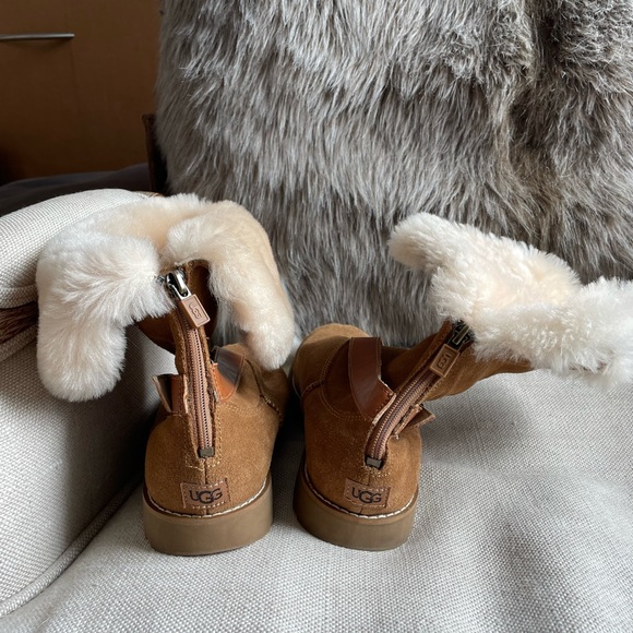 UGG NESSA Geuine Suede Leather Belted Bootie, US 3 EUC, Easy on-off w/zipper - Picture 6 of 9